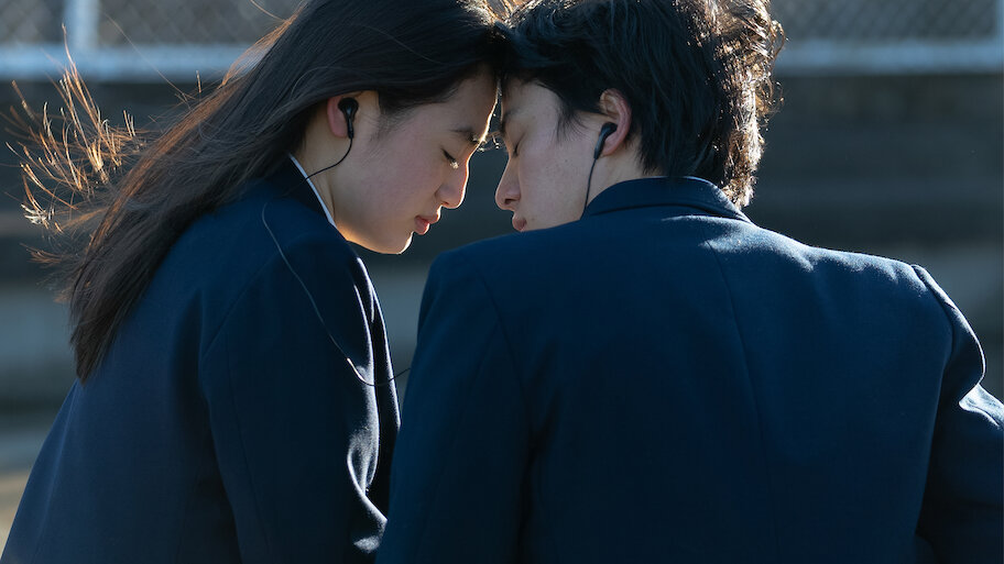 初恋　First Love 佐藤健が満島ひかりをおんぶ Netflixシリーズ『First Love 初恋